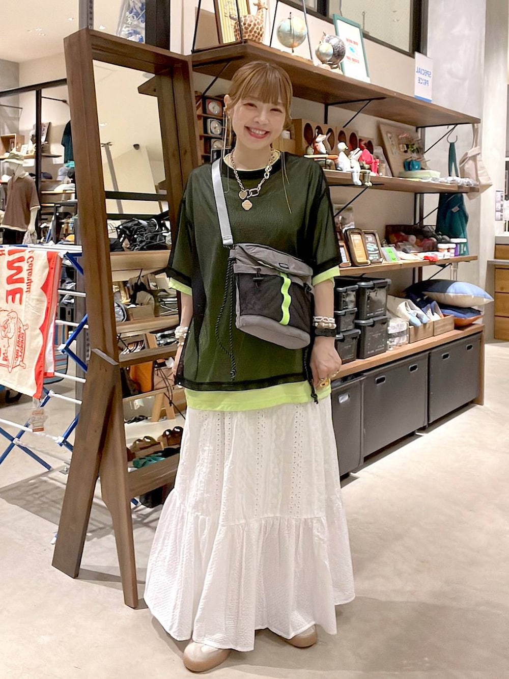 ホワイト系のスカート、ブラック系のTシャツ/カットソーを着用したレディースの春コーディネートの2枚目の写真