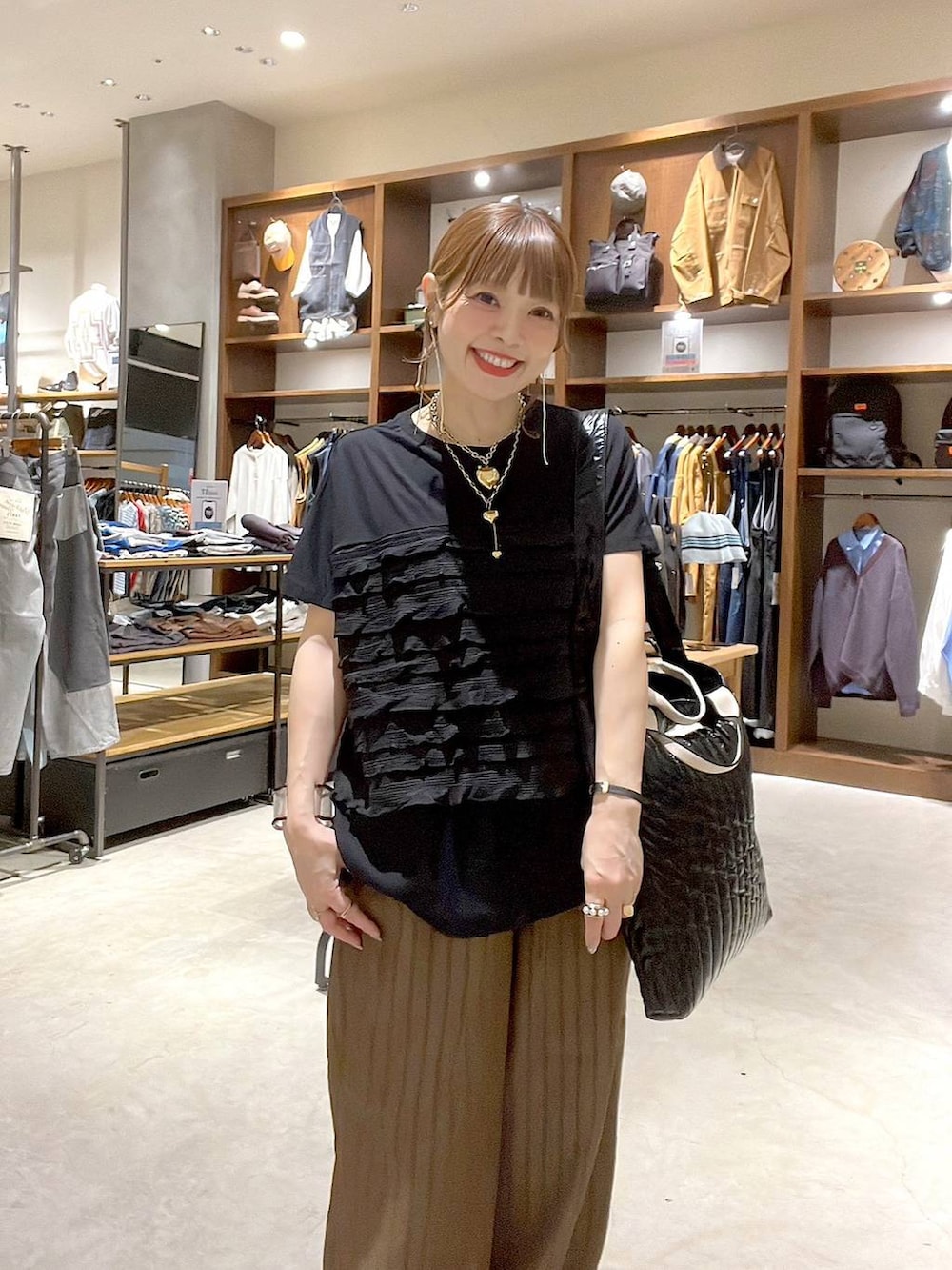 ブラック系のTシャツ/カットソー、ブラウン系のその他パンツ、ブラック系のトートバッグを着用したレディースの夏コーディネートの9枚目の写真
