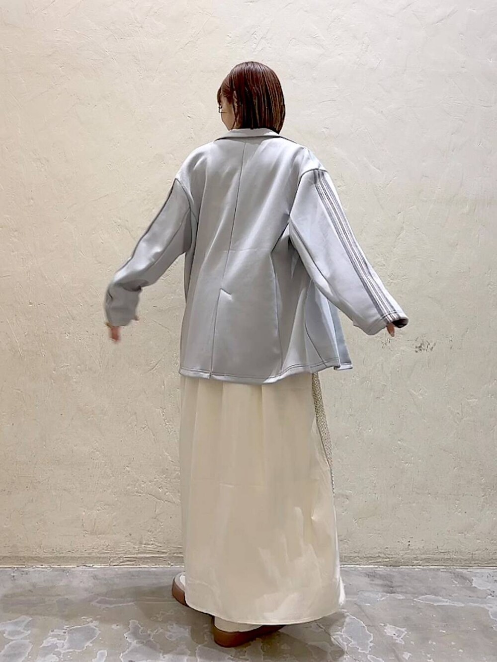 グレー系のテーラードジャケット、ベージュ系のその他パンツ、ベージュ系のワンピースを着用したレディースの夏コーディネートの4枚目の写真