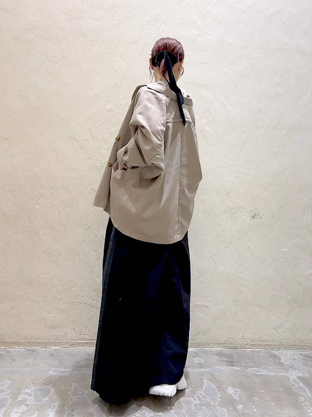 ベージュ系のその他トップス、ブラック系のジャンパースカート、ベージュ系のその他アウターを着用したレディースの夏コーディネートの4枚目の写真