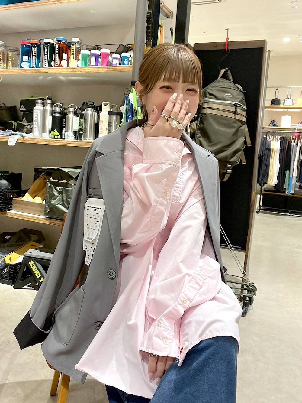 ベージュ系のスニーカー、ピンク系のシャツ/ブラウスを着用したレディースの冬コーディネートの4枚目の写真