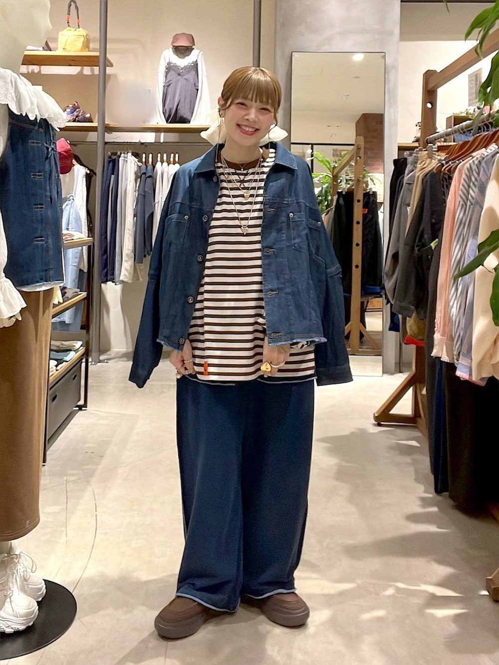 ブラウン系のローファー、ホワイト系のヘアゴムを着用したレディースの冬コーディネートの5枚目の写真