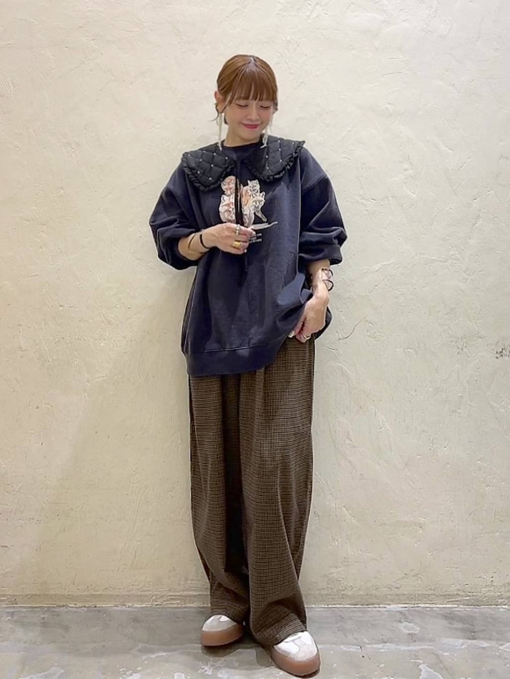ブラウン系のその他パンツ、ブルー系のスウェット、ブラック系の付け襟を着用したレディースの冬コーディネートの2枚目の写真