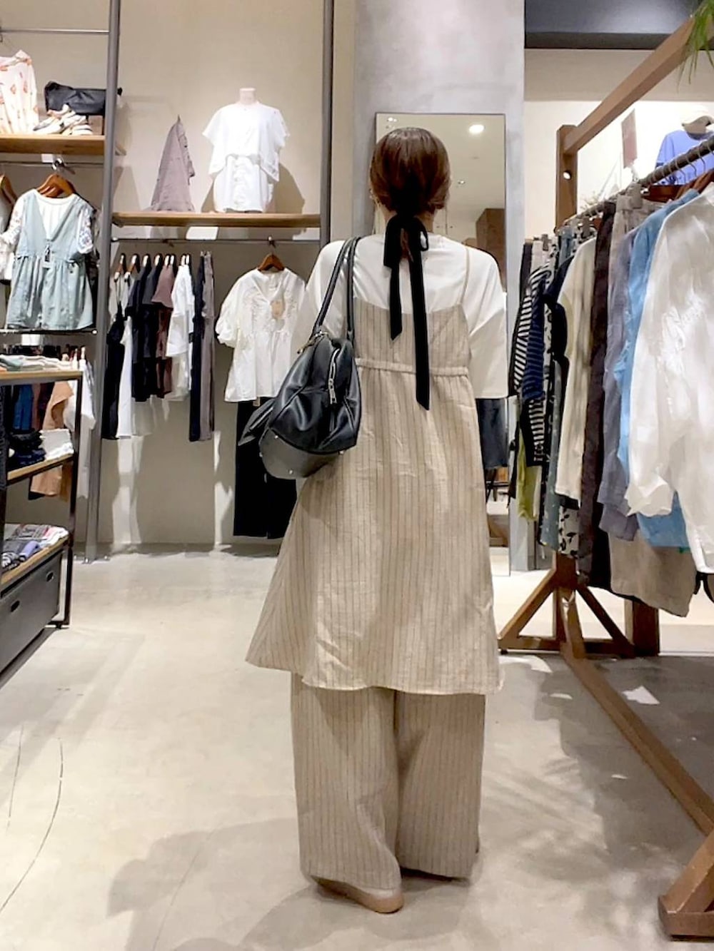 ブラック系のショルダーバッグ、ホワイト系のTシャツ/カットソー、ベージュ系のその他雑貨を着用したレディースの夏コーディネートの5枚目の写真