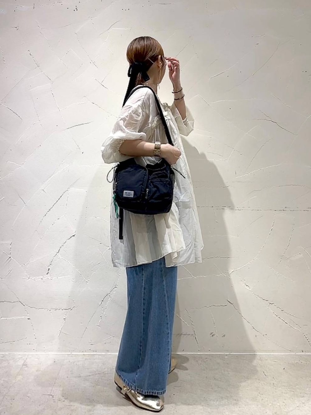 「着痩せ・細見え、体型カバー、ナチュラル、ママコーデ、春コーデ、夏コーデ、カジュアル、niko and ...、淡色コーデ、Over40スタッフ、大人カジュアル、ワンピース、デニムパンツ、パンツ、パンプス」｜「niko and...の【竹下玲奈×NAVYS】コラボ ホックアジャストパンツ（その他パンツ、ブルー系）」を使った、みきてぃ24さん（レディース・158cm）の春コーディネートの4枚目の写真