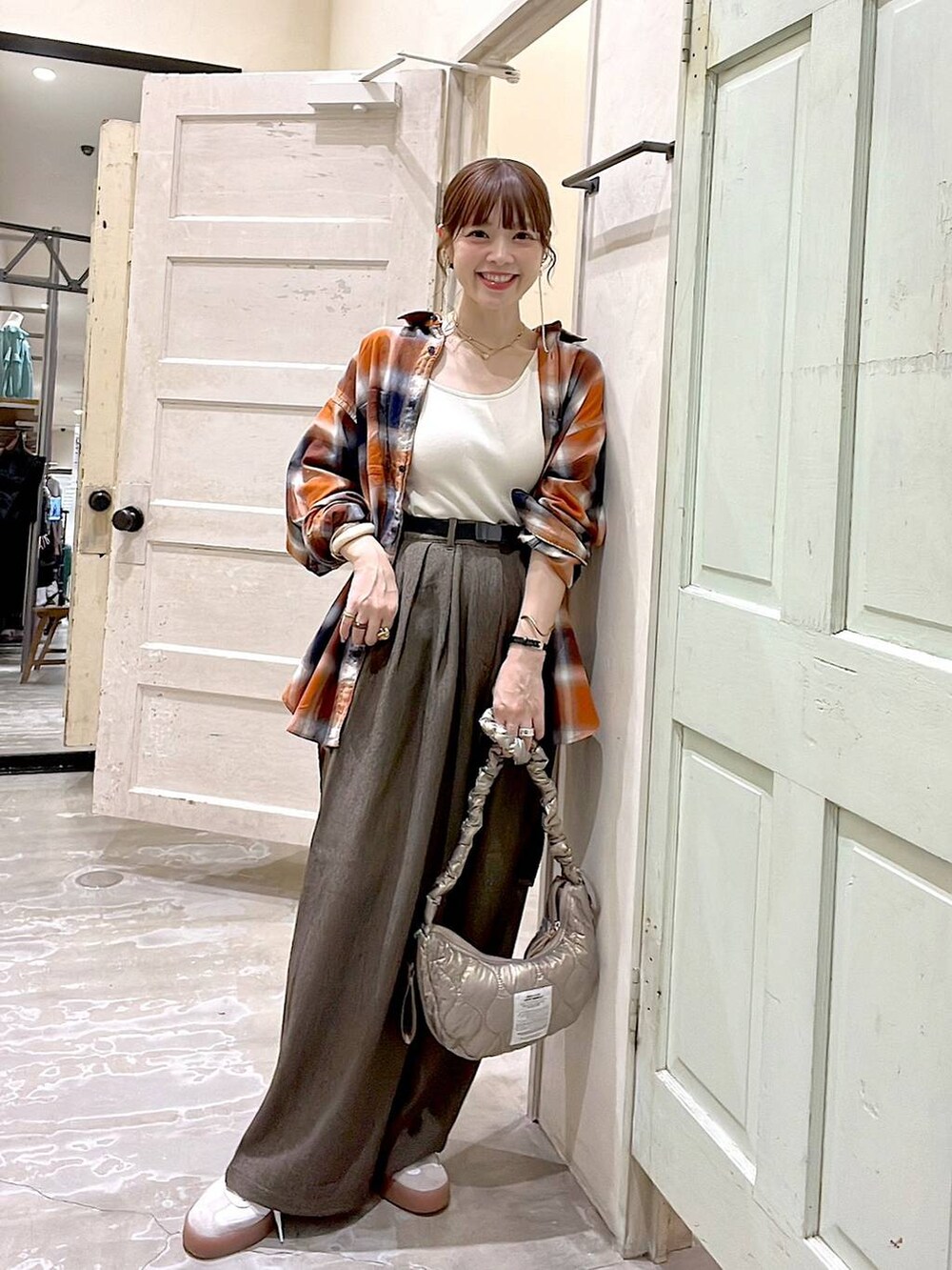 「着痩せ・細見え、体型カバー、ナチュラル、ママコーデ、秋コーデ、冬コーデ、カジュアル、niko and ...、淡色コーデ、Over40スタッフ、大人カジュアル、シャツ、シャツスタイル、カップ付きインナー、パンツ」｜「niko and...のルームドライ/カップ付きアシンメトリータンクトップ（タンクトップ、ベージュ系）」を使った、みきてぃ24さん（骨格ウェーブ・レディース・158cm）の秋コーディネートの5枚目の写真