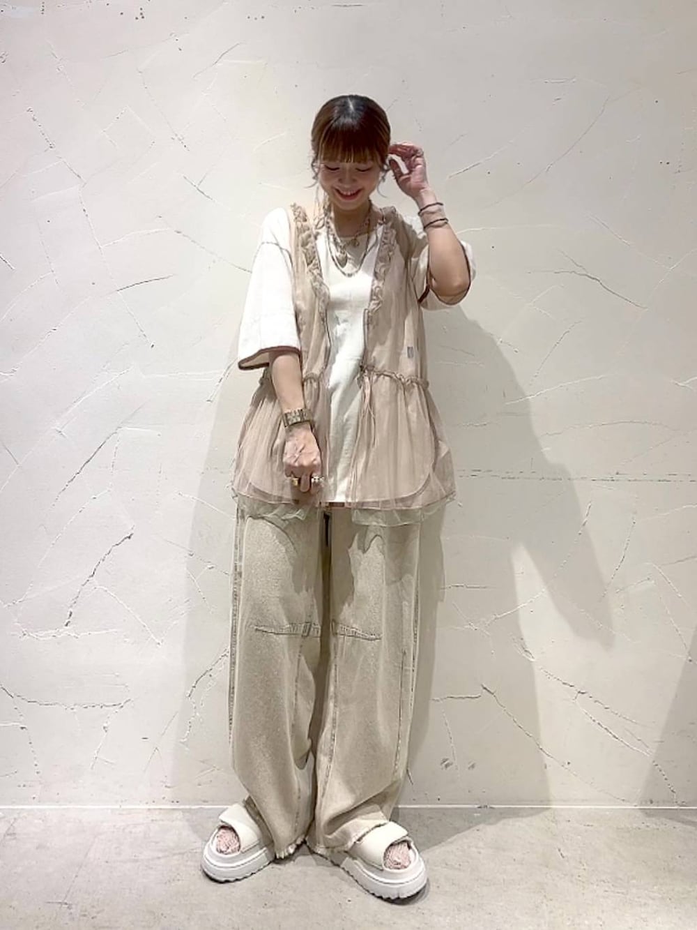 「大人カジュアル、Tシャツ、ベスト、デニムパンツ、サンダル、ネックレス、着痩せ・細見え、体型カバー、ナチュラル、ママコーデ、春コーデ、夏コーデ、カジュアル、niko and ...、淡色コーデ」｜「niko and...のワイドメッシュウォッチ（アナログ腕時計、イエロー系）」を使った、みきてぃ24さん（レディース・158cm）の夏コーディネートの3枚目の写真