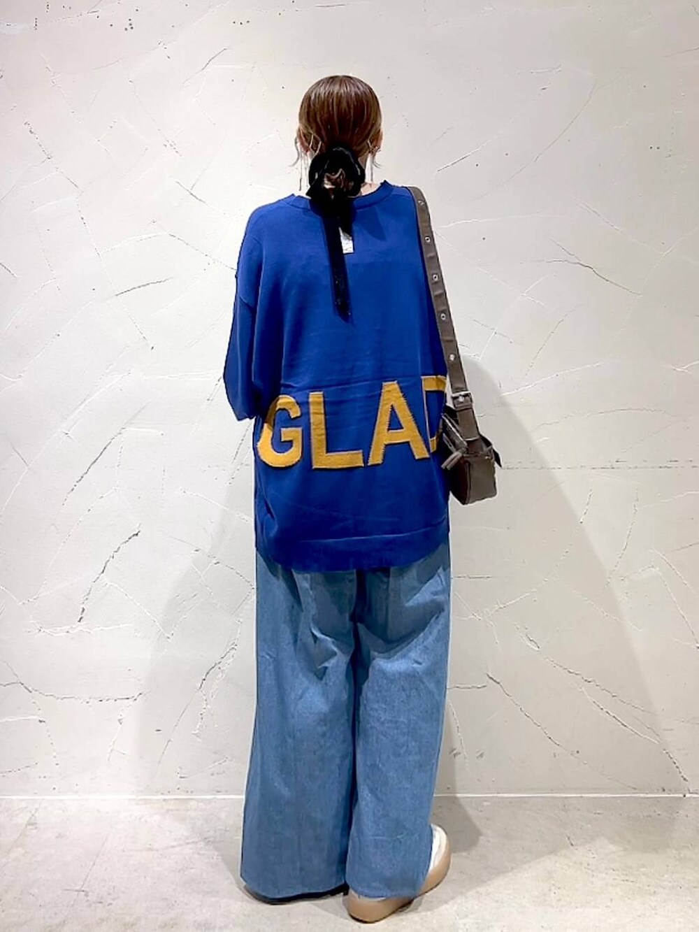 ブラック系のキャミソール、ブラウン系のショルダーバッグを着用したレディースの秋コーディネートの6枚目の写真