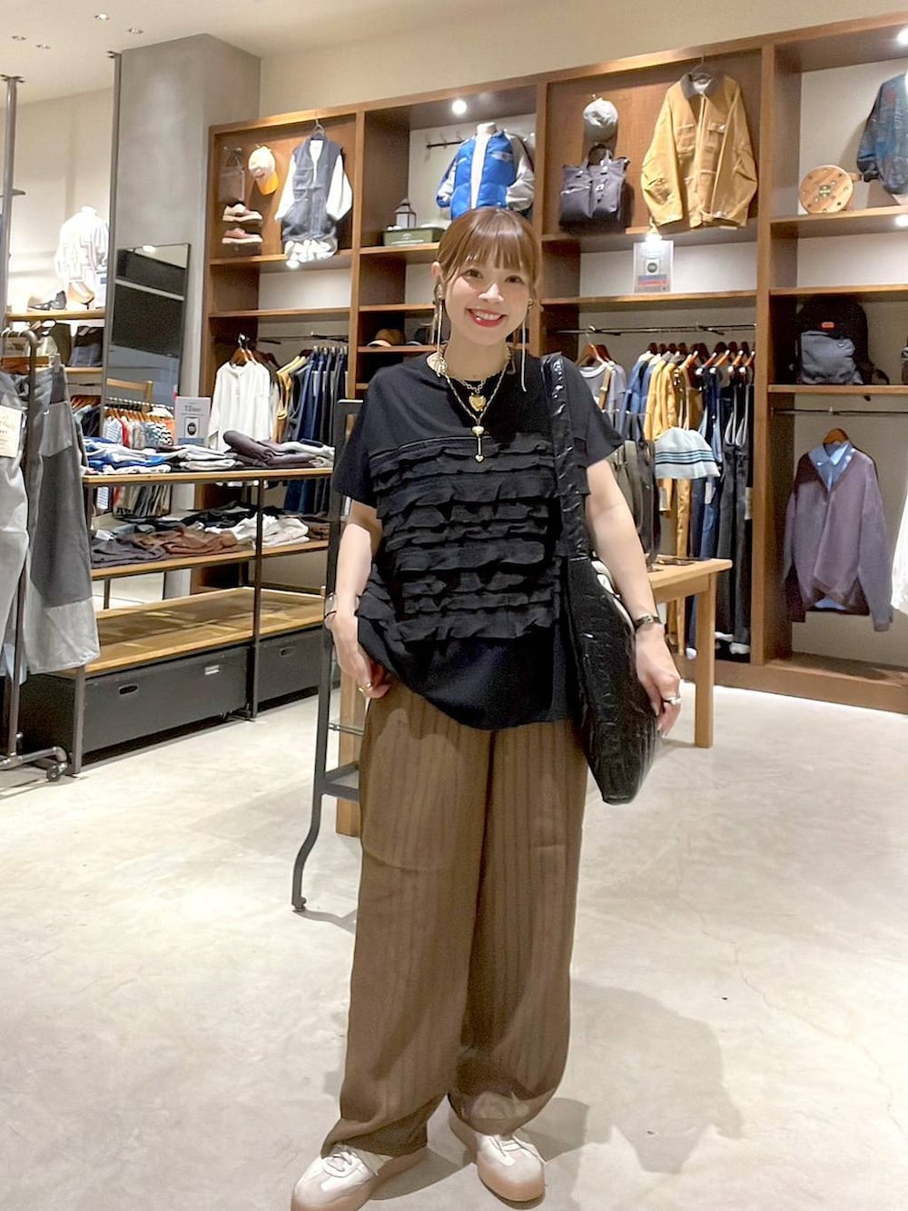 ブラック系のTシャツ/カットソー、ブラウン系のその他パンツ、ブラック系のトートバッグを着用したレディースの夏コーディネートの7枚目の写真