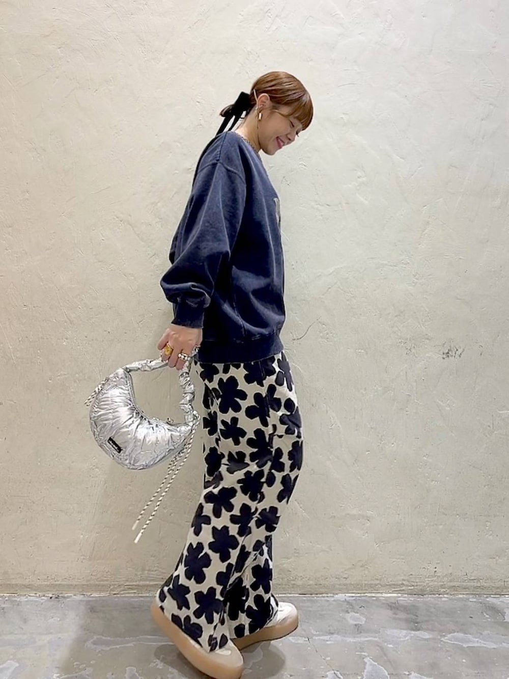 シルバー系のショルダーバッグ、ホワイト系のその他パンツ、ブルー系のスウェットを着用したレディースの冬コーディネートの4枚目の写真