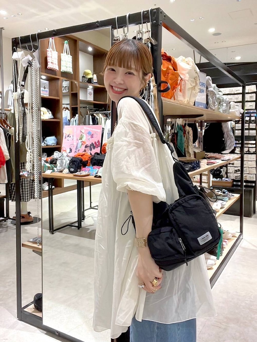 「着痩せ・細見え、体型カバー、ナチュラル、ママコーデ、春コーデ、夏コーデ、カジュアル、niko and ...、淡色コーデ、Over40スタッフ、大人カジュアル、ワンピース、デニムパンツ、パンツ、パンプス」｜「niko and...の【竹下玲奈×NAVYS】コラボ ホックアジャストパンツ（その他パンツ、ブルー系）」を使った、みきてぃ24さん（レディース・158cm）の春コーディネートの7枚目の写真