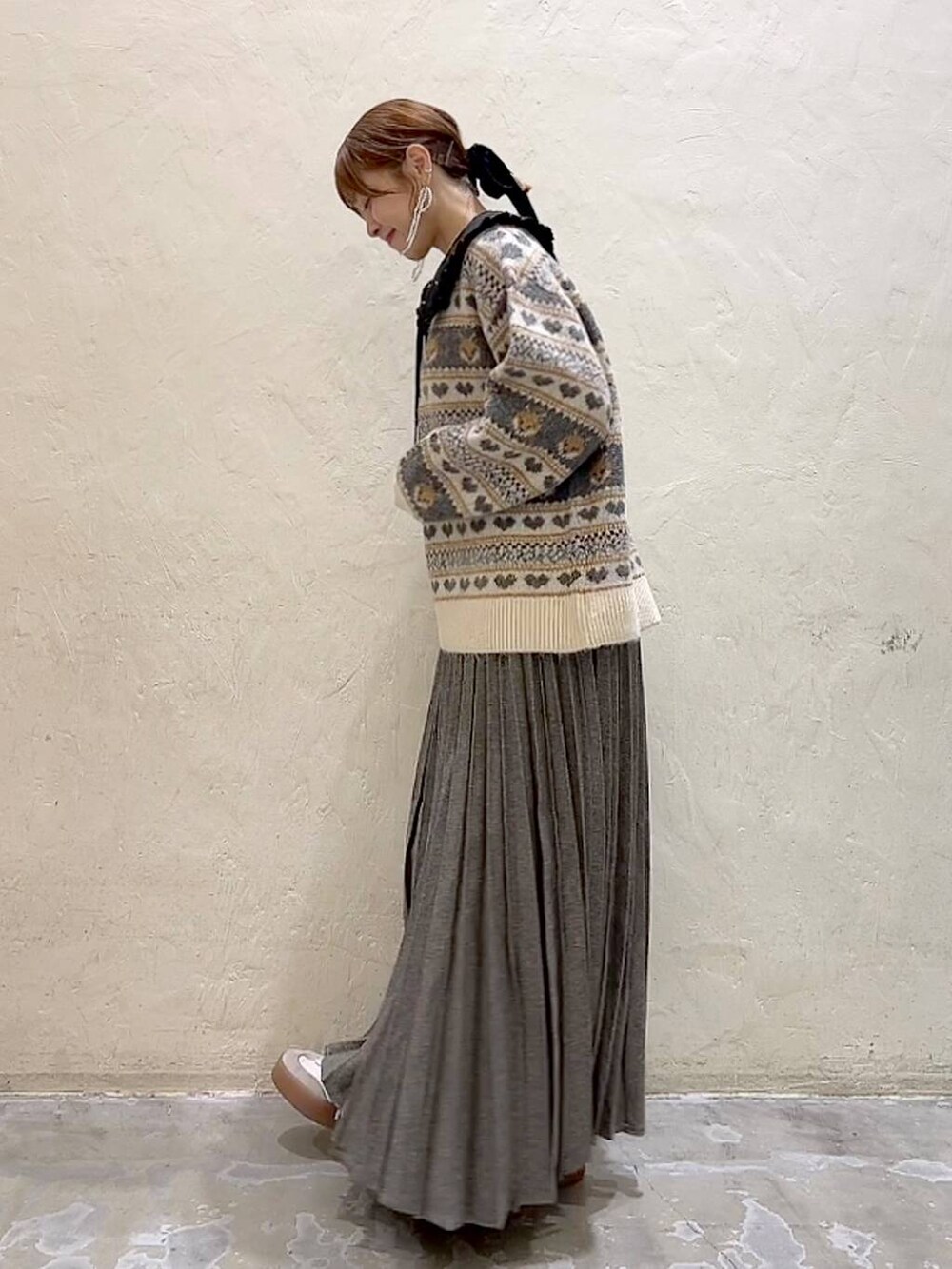 その他のスカート、ベージュ系のニット/セーター、ブラック系の付け襟を着用したレディースの冬コーディネートの6枚目の写真