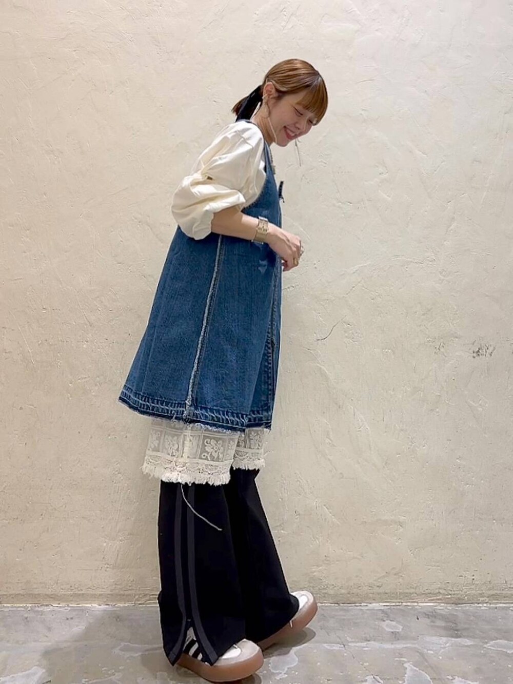 ブルー系のドレス、ベージュ系のその他パンツ、ブラック系のその他パンツを着用したレディースの冬コーディネートの4枚目の写真