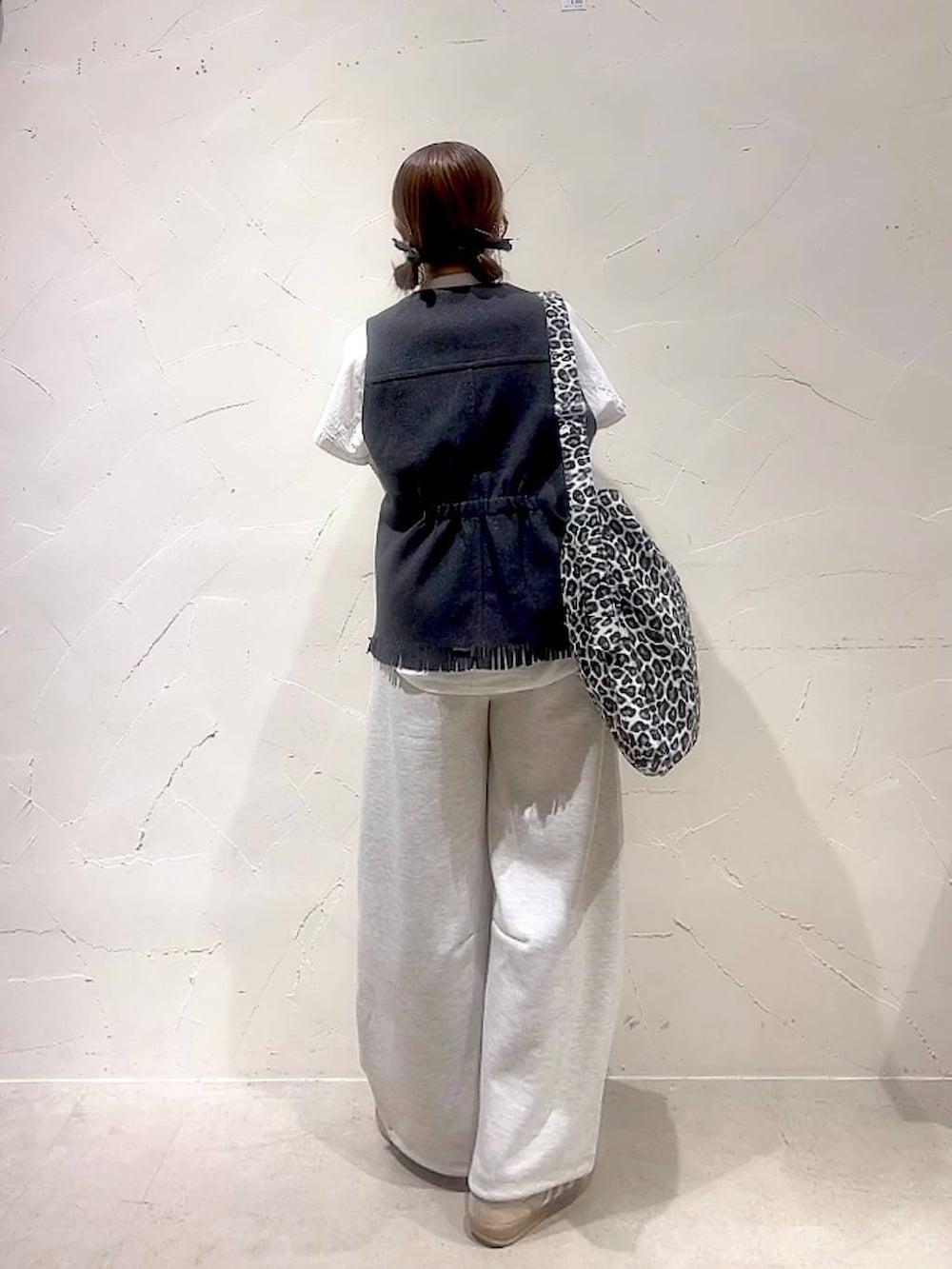 「着痩せ・細見え、体型カバー、ナチュラル、ママコーデ、春コーデ、夏コーデ、カジュアル、niko and ...、淡色コーデ、Over40スタッフ、大人カジュアル、ベスト、ブラウス、パンツ、スウェット」｜「niko and...のフリルテープフレンチブラウス（シャツ/ブラウス、ホワイト系）」を使った、みきてぃ24さん（レディース・158cm）の夏コーディネートの5枚目の写真