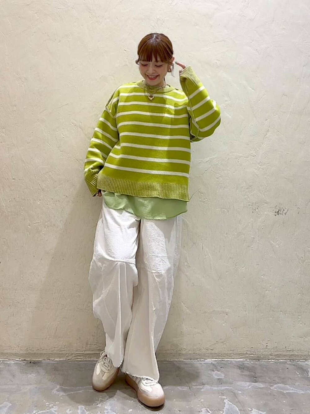 ホワイト系のその他パンツ、シルバー系のショルダーバッグ、イエロー系のニット/セーターを着用したレディースの冬コーディネートの9枚目の写真