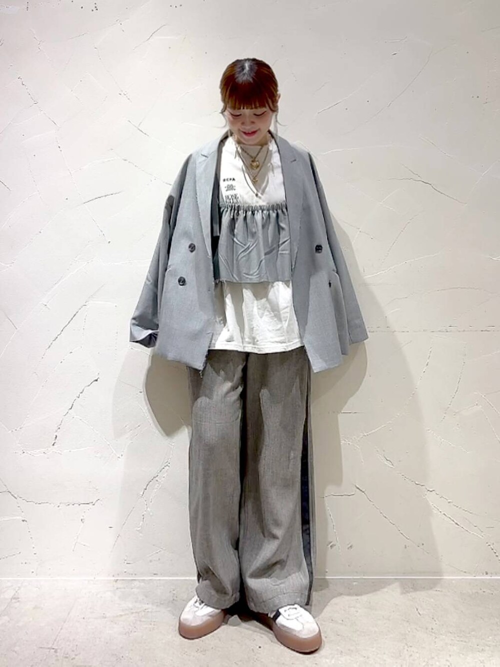 ホワイト系のTシャツ/カットソー、グレー系のテーラードジャケット、グレー系のその他トップスを着用したレディースの春コーディネートの9枚目の写真