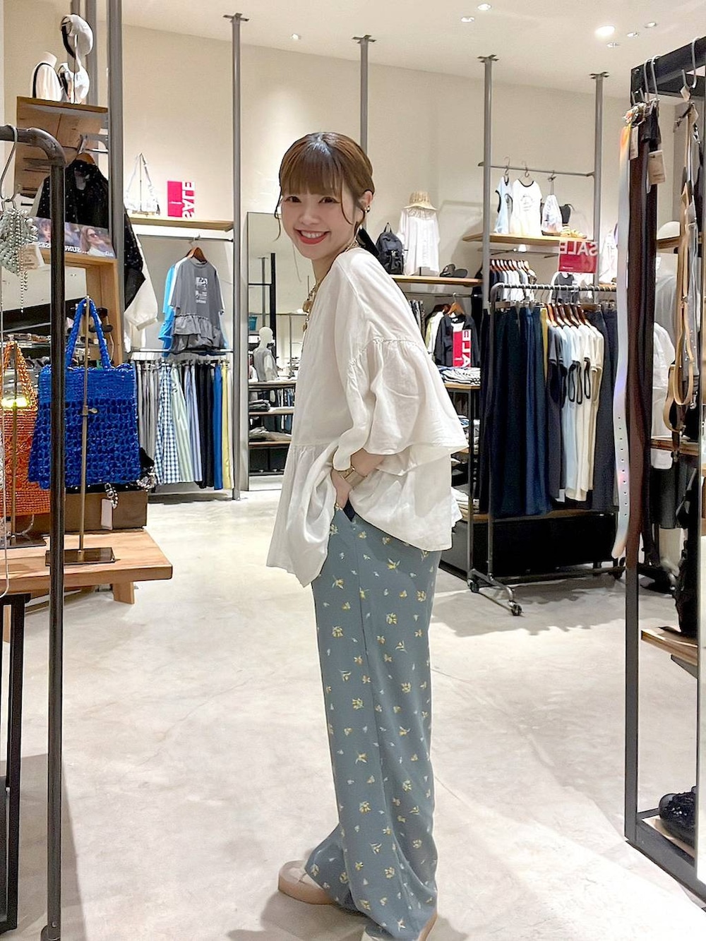 「着痩せ・細見え、体型カバー、ナチュラル、ママコーデ、春コーデ、夏コーデ、カジュアル、niko and ...、淡色コーデ、Over40スタッフ、大人カジュアル、ブラウス、パンツ」｜「niko and...のCOMFORTリネンワイドブラウス（シャツ/ブラウス、ホワイト系）」を使った、みきてぃ24さん（レディース・158cm）の夏コーディネートの5枚目の写真