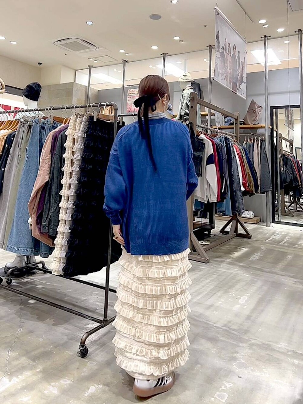 グレー系のシャツ/ブラウス、ベージュ系のスカート、ブルー系のカーディガン/ボレロを着用したレディースの秋コーディネートの3枚目の写真