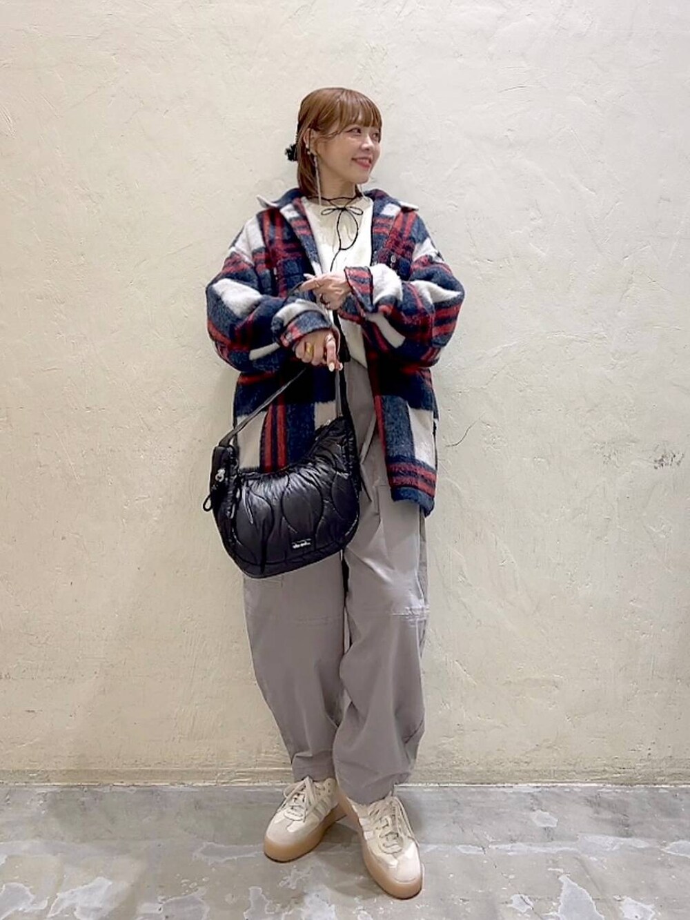 ベージュ系のニット/セーター、ベージュ系のブルゾン、グレー系のその他パンツを着用したレディースの冬コーディネートの8枚目の写真