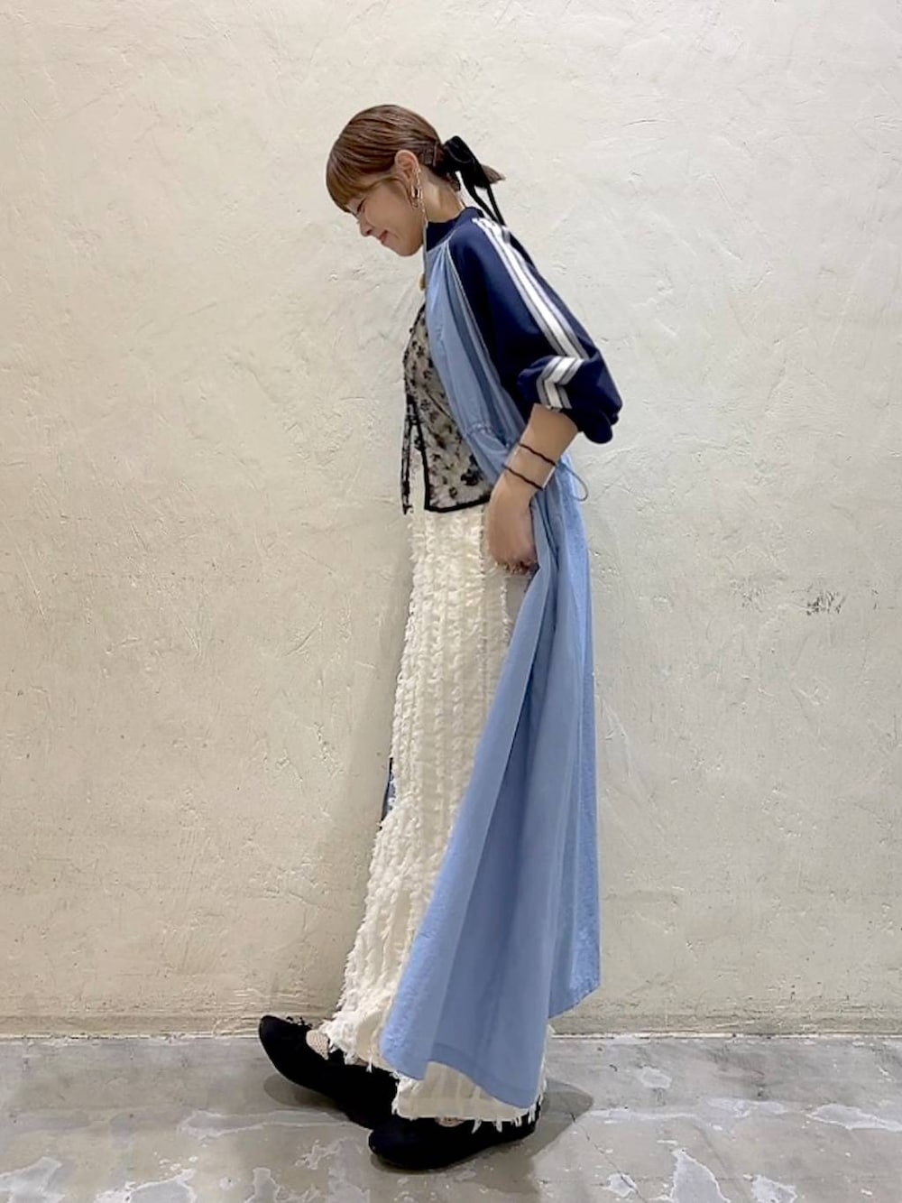 ブルー系のワンピース、ブラック系のパンプス、ブラック系のキャミソールを着用したレディースの冬コーディネートの6枚目の写真