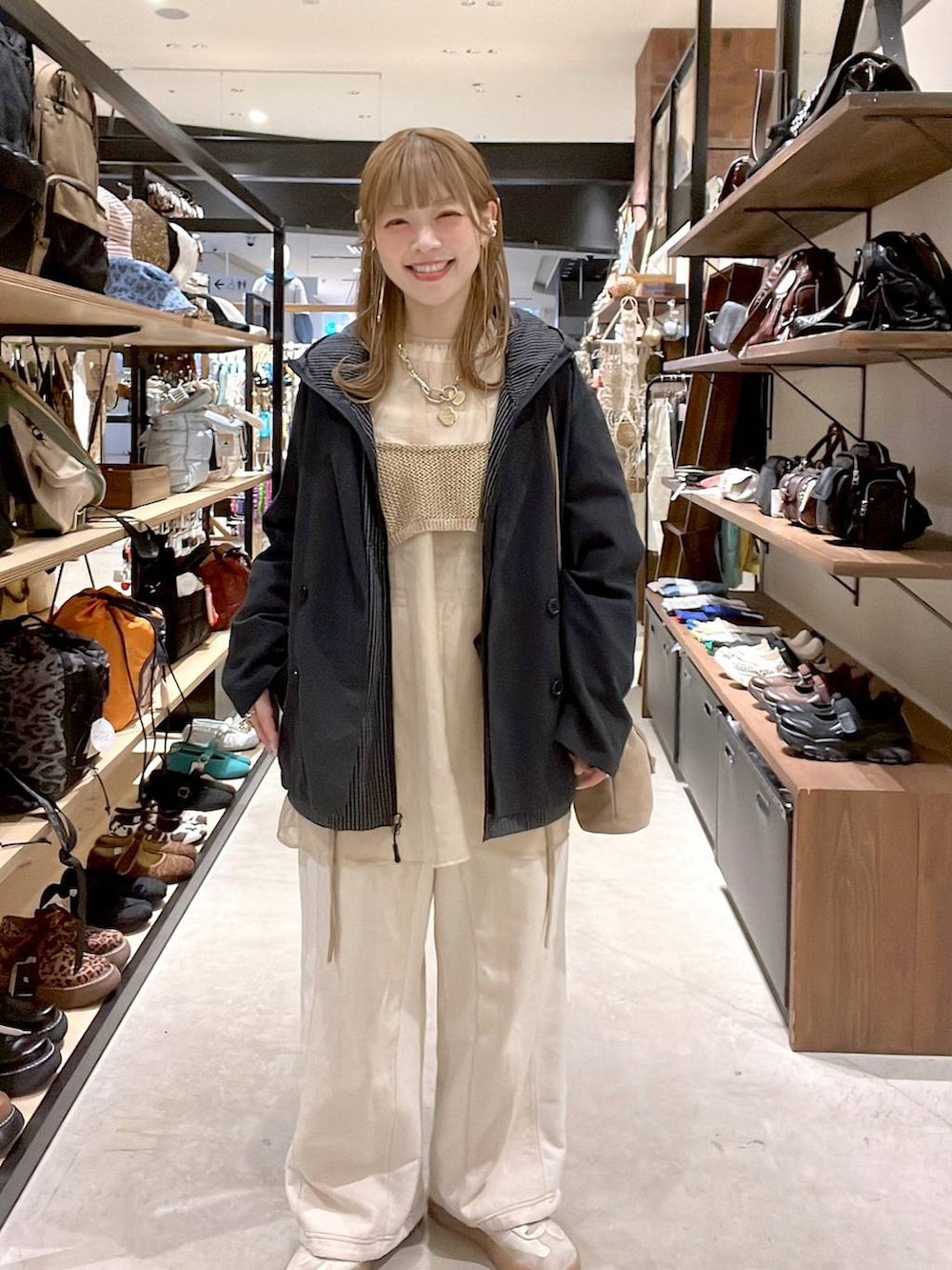 ベージュ系のデニムパンツ、ベージュ系のショルダーバッグ、グレー系のその他アウターを着用したレディースの春コーディネートの7枚目の写真