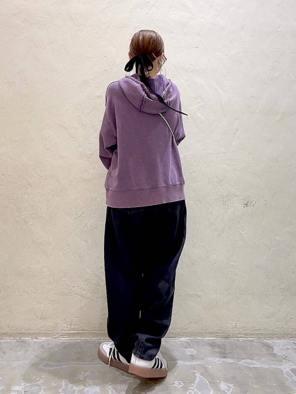 シルバー系のショルダーバッグ、ブラック系のその他パンツ、パープル系のパーカーを着用したレディースの秋コーディネートの5枚目の写真