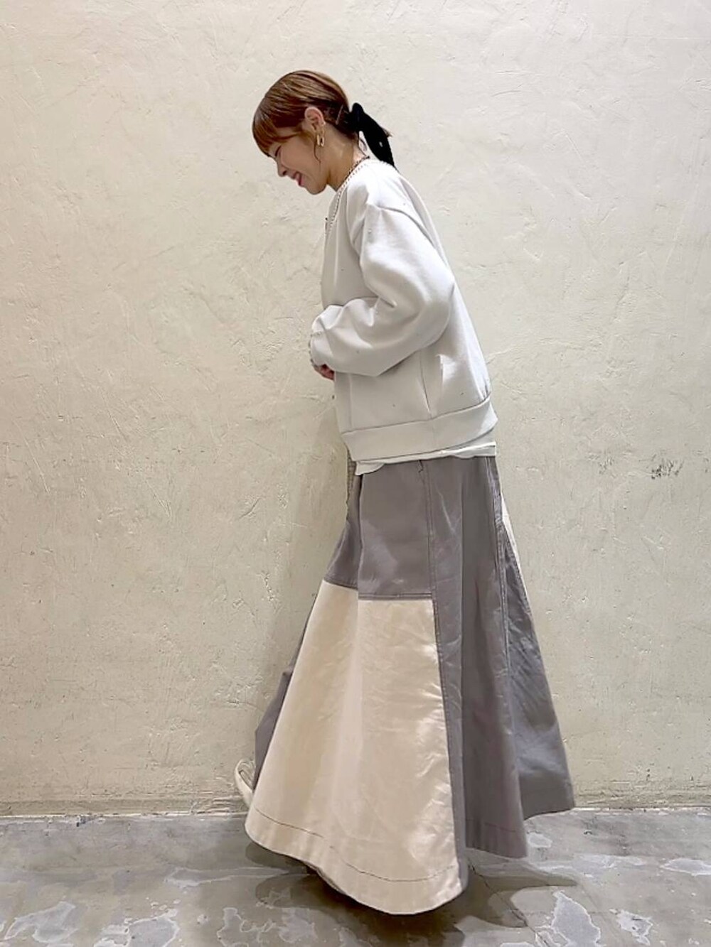 ゴールド系のショルダーバッグ、ホワイト系のTシャツ/カットソー、ホワイト系のその他トップスを着用したレディースの冬コーディネートの6枚目の写真