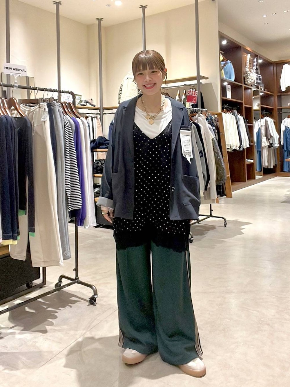 ホワイト系のTシャツ/カットソー、グリーン系のその他パンツ、グレー系のチュニックを着用したレディースの冬コーディネートの4枚目の写真