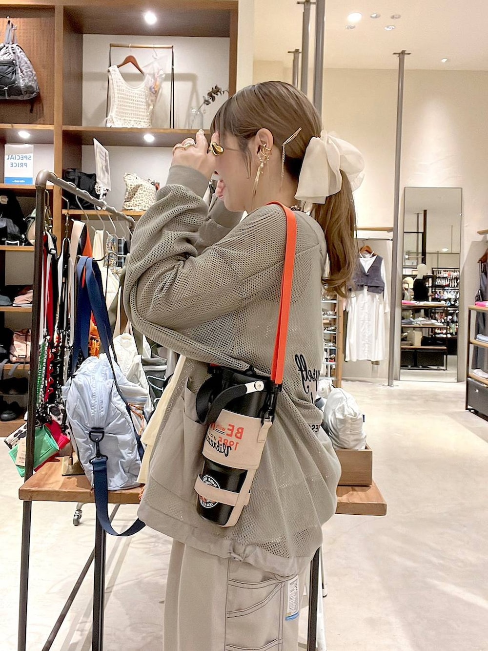 ホワイト系のタンクトップ、ベージュ系のスカート、ピンク系のネックレスを着用したレディースの春コーディネートの9枚目の写真