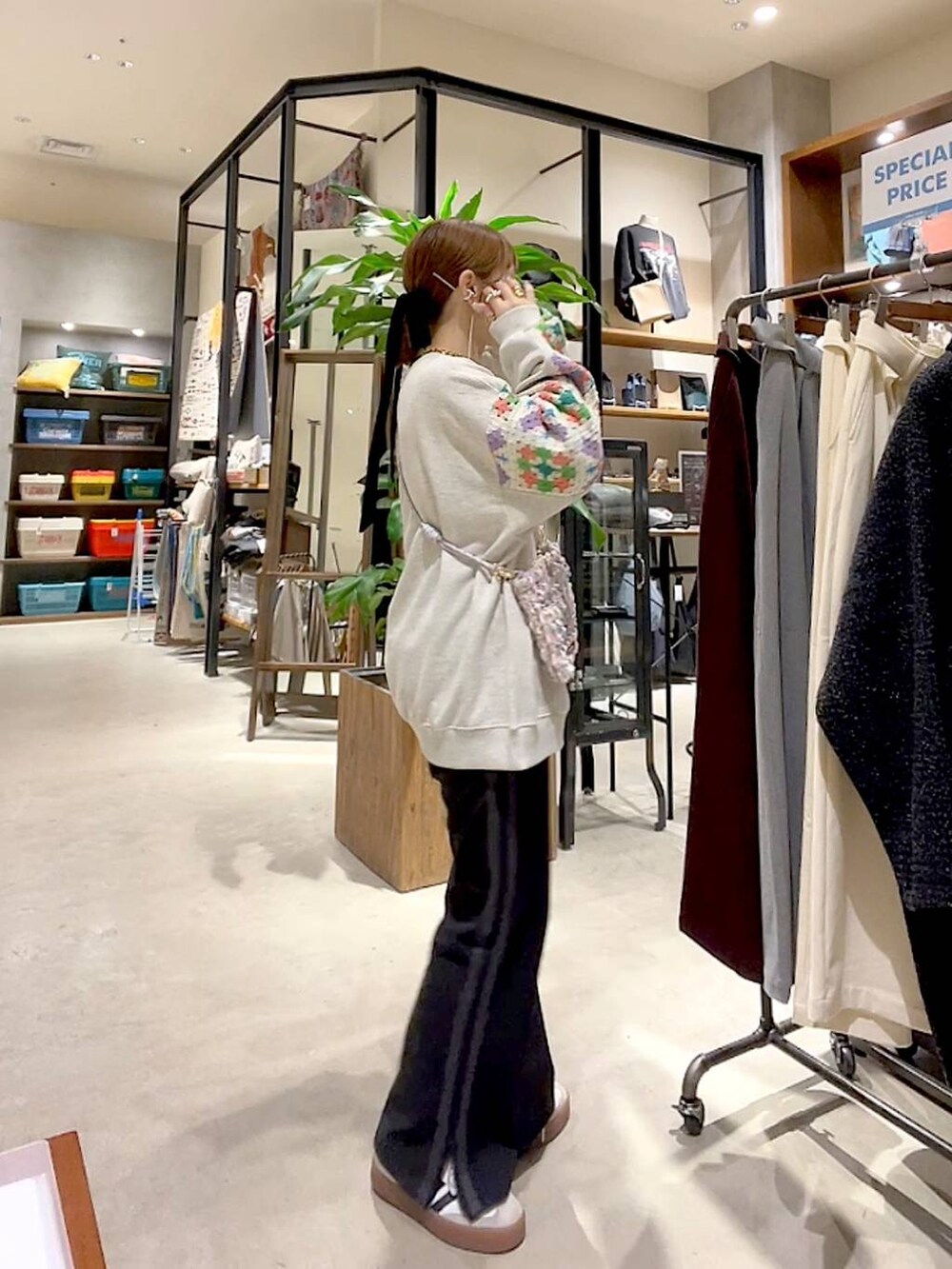 ピンク系のショルダーバッグ、ブラック系のその他パンツ、ベージュ系のスウェットを着用したレディースの春コーディネートの4枚目の写真