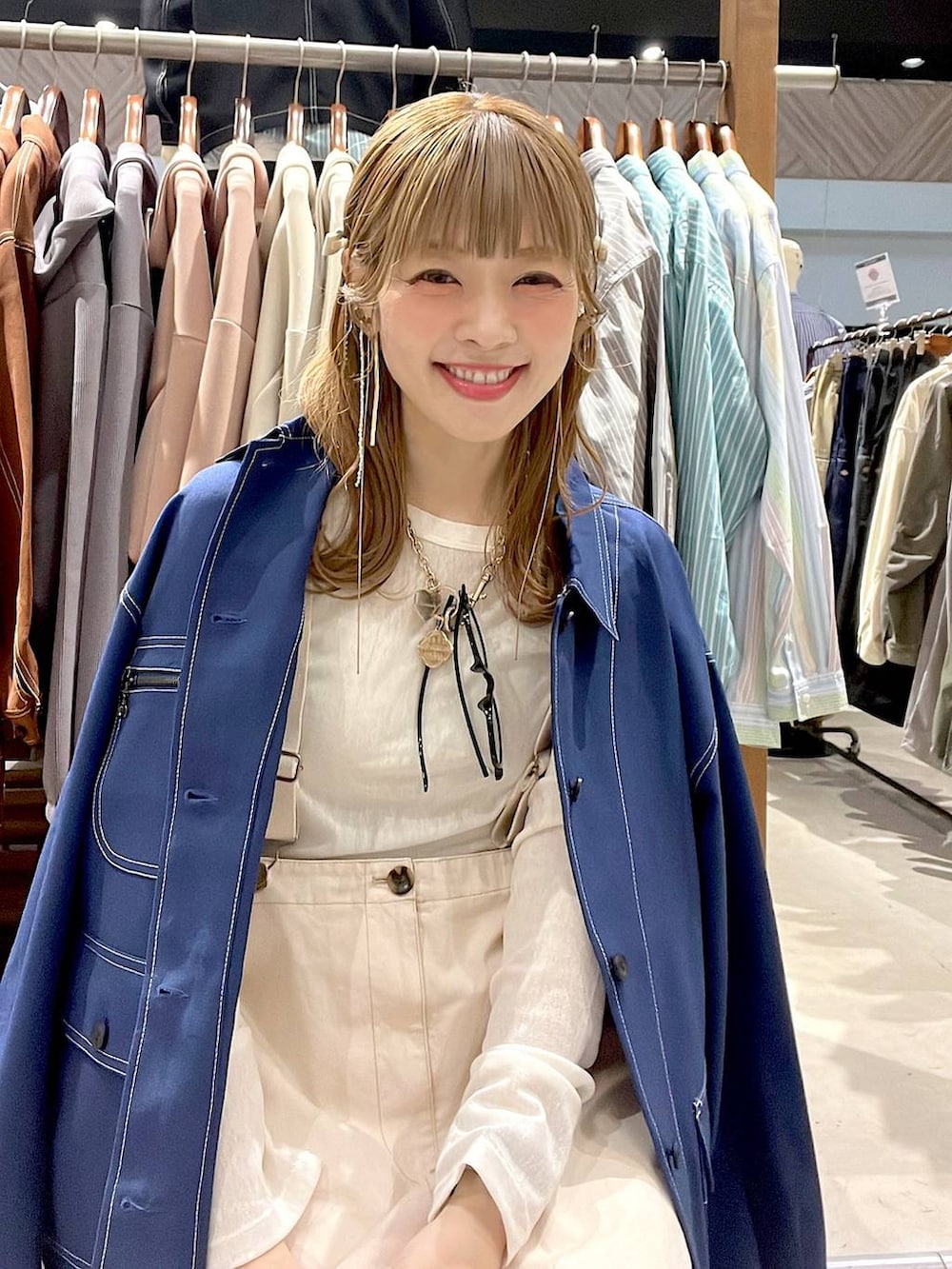 ブルー系のカバーオール、ベージュ系のTシャツ/カットソーを着用したレディースの春コーディネートの9枚目の写真