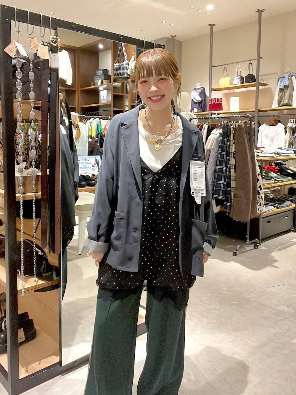 ホワイト系のTシャツ/カットソー、グリーン系のその他パンツ、グレー系のチュニックを着用したレディースの冬コーディネートの6枚目の写真