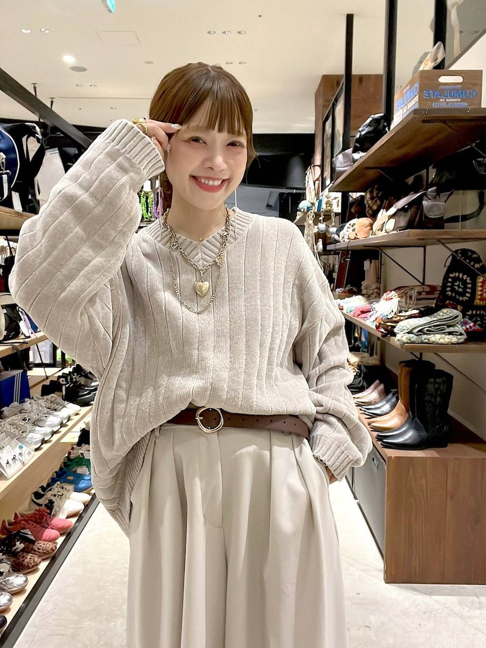 ベージュ系のその他パンツ、ブラウン系のニット/セーター、ゴールド系のネックレスを着用したレディースの秋コーディネートの4枚目の写真