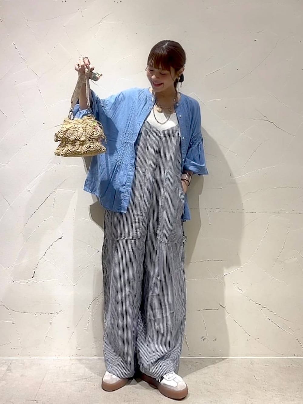 「着痩せ・細見え、体型カバー、ナチュラル、ママコーデ、春コーデ、夏コーデ、カジュアル、niko and ...、淡色コーデ、Over40スタッフ、大人カジュアル、サロペット、ブラウス、ショルダーバッグ」｜「niko and...のFINEリネンツイルサロペット（サロペット/オーバーオール、ブルー系）」を使った、みきてぃ24さん（レディース・158cm）の春コーディネートの9枚目の写真