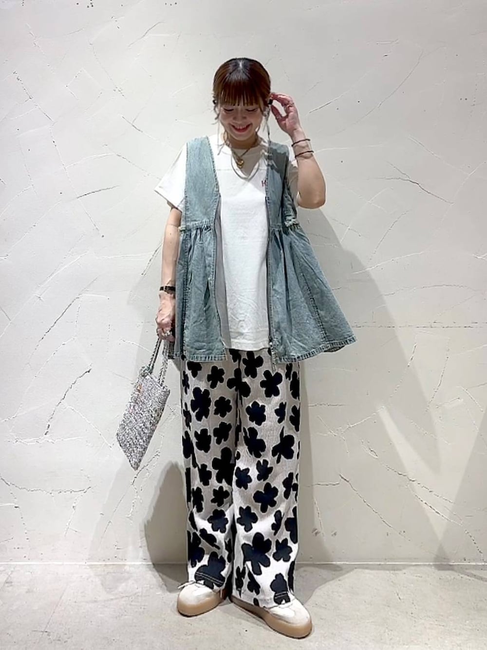 「着痩せ・細見え、体型カバー、ナチュラル、ママコーデ、春コーデ、夏コーデ、カジュアル、niko and ...、淡色コーデ、Over40スタッフ、大人カジュアル、ベスト、Tシャツ、パンツ、ショルダーバッグ」｜「niko and...の2WAYガーリーベスト（ベスト、ブルー系）」を使った、みきてぃ24さん（レディース・158cm）の夏コーディネートの7枚目の写真