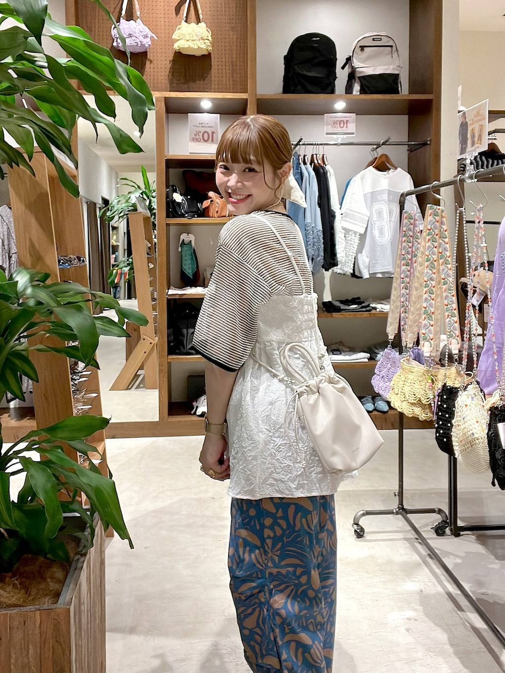 「着痩せ・細見え、体型カバー、ナチュラル、ママコーデ、春コーデ、夏コーデ、カジュアル、niko and ...、淡色コーデ、Over40スタッフ、大人カジュアル、キャミソール、パンツ、Tシャツ」｜「niko and...のDRYチルイージープリントパンツ（その他パンツ、ブルー系）」を使った、みきてぃ24さん（レディース・158cm）の春コーディネートの3枚目の写真
