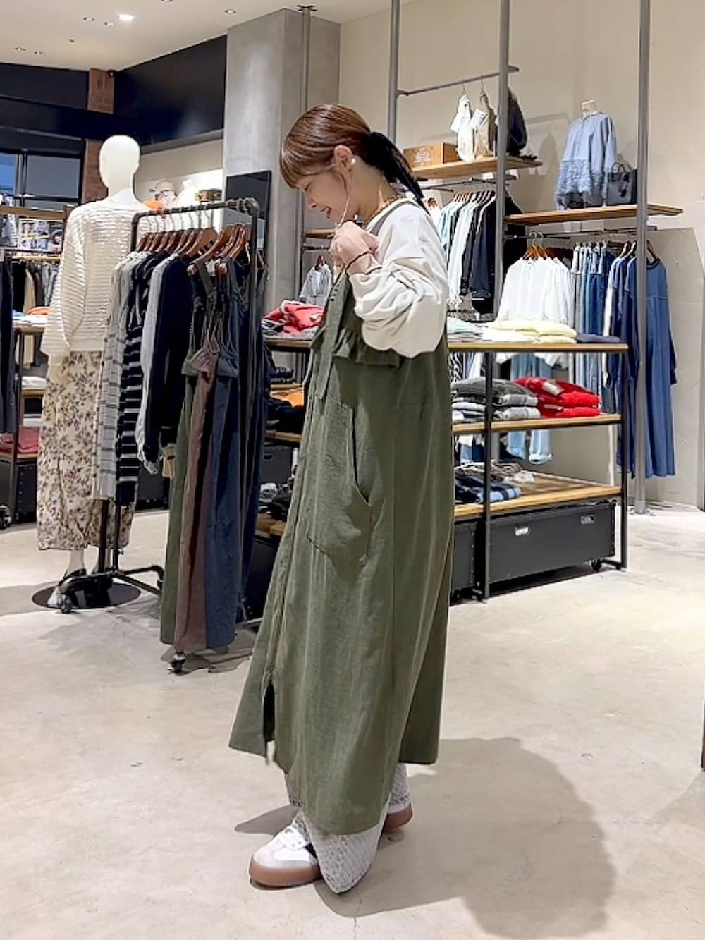 「着痩せ・細見え、体型カバー、ナチュラル、ママコーデ、春コーデ、カジュアル、niko and ...、淡色コーデ、Over40スタッフ、大人カジュアル、ワンピース、ロンT、パンツ、デニムパンツ、NKJコーデ_niko and ...」｜「niko and...の2WAYフリルジャンパースカート（ジャンパースカート、グリーン系）」を使った、みきてぃ24さん（レディース・158cm）の春コーディネートの6枚目の写真