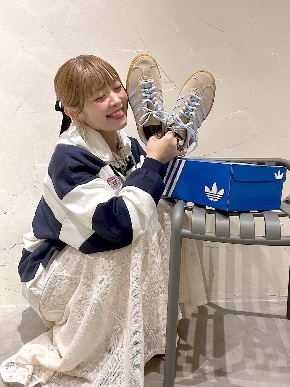 ベージュ系のスニーカー、ホワイト系のシャツ/ブラウス、ブルー系のTシャツ/カットソーを着用したレディースの春コーディネートの8枚目の写真