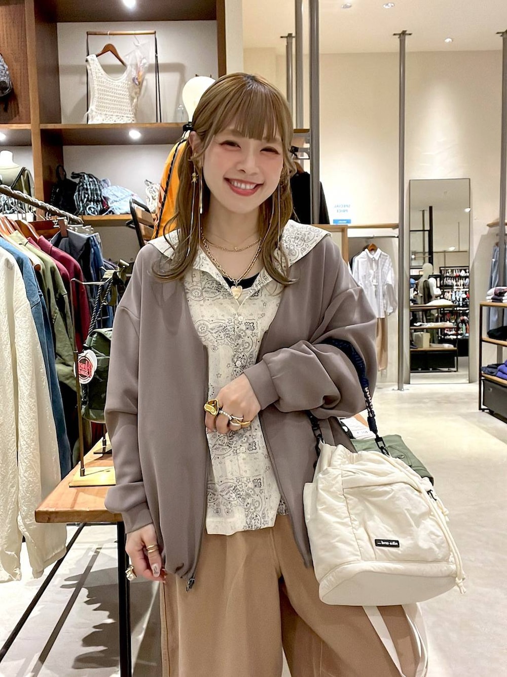 ベージュ系のスニーカー、イエロー系のその他パンツ、ベージュ系のシャツ/ブラウスを着用したレディースの春コーディネートの6枚目の写真