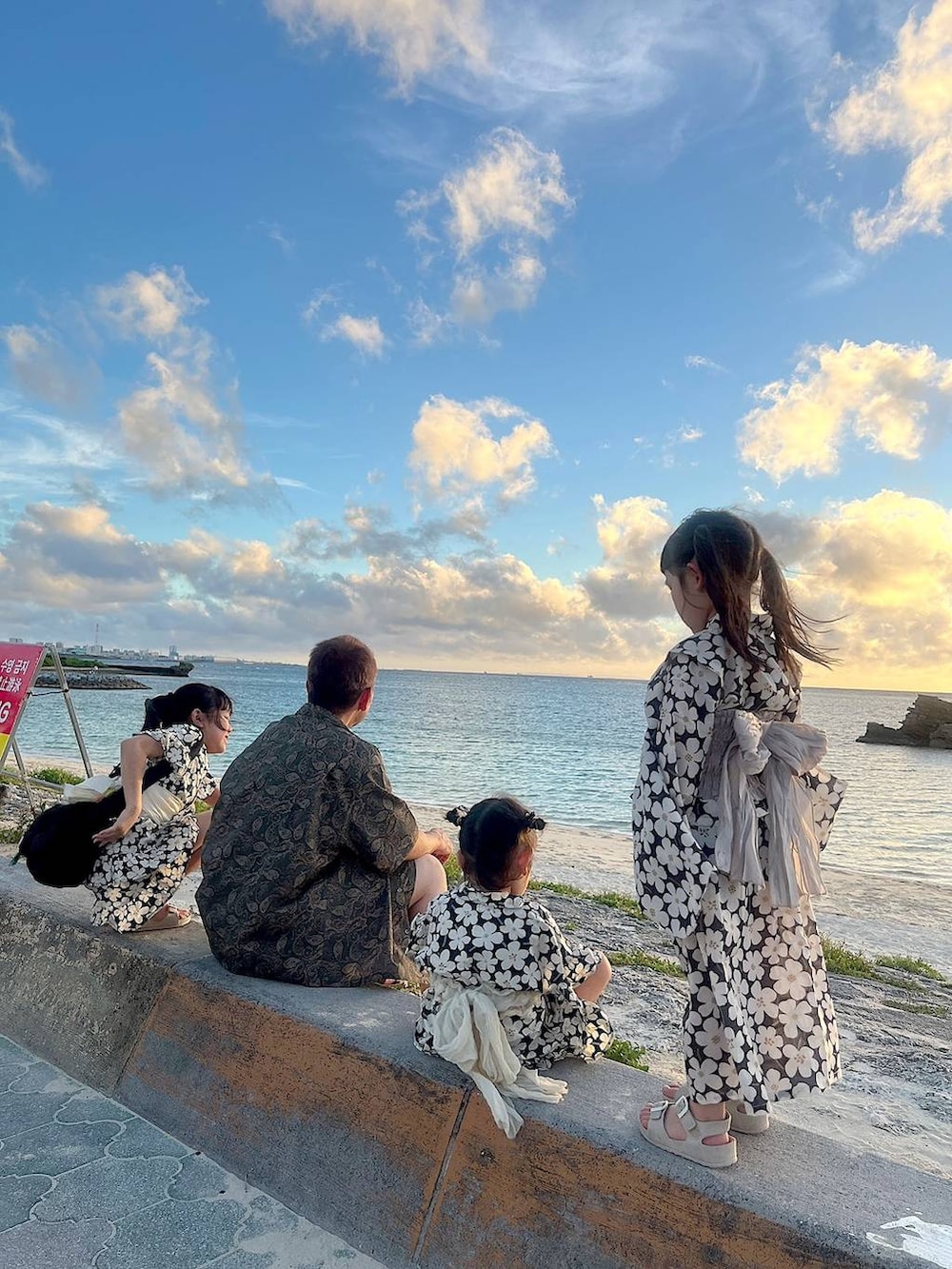 ブラック系のショルダーバッグ、グリーン系のシャツ/ブラウス、グリーン系のその他パンツを着用したキッズの夏コーディネートの6枚目の写真