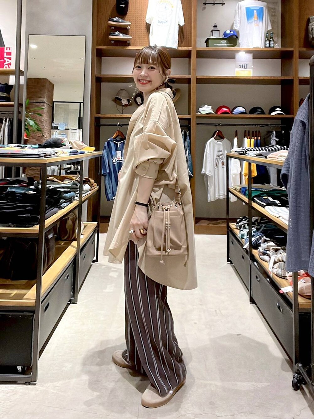 ベージュ系のシャツ/ブラウス、ベージュ系のショルダーバッグ、その他のその他パンツを着用したレディースの夏コーディネートの3枚目の写真