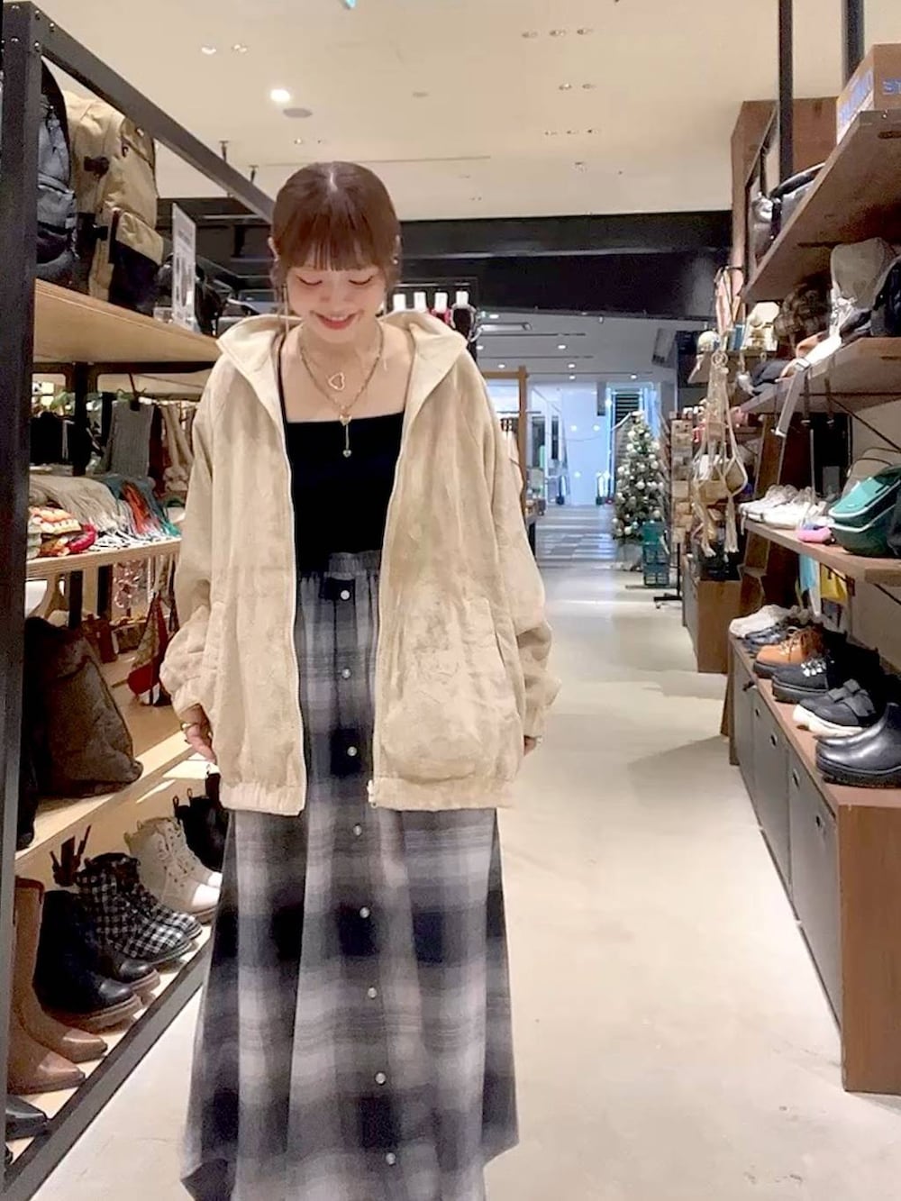 ゴールド系のスニーカー、ベージュ系のブルゾン、イエロー系のネックレスを着用したレディースの秋コーディネートの5枚目の写真