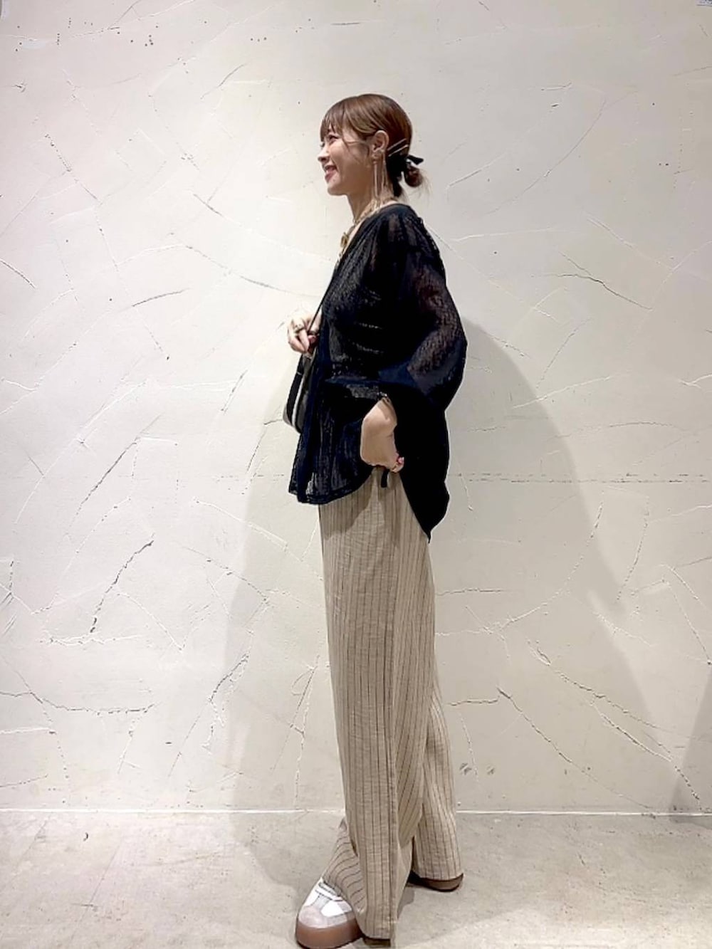 「着痩せ・細見え、体型カバー、ナチュラル、ママコーデ、春コーデ、夏コーデ、カジュアル、niko and ...、淡色コーデ、Over40スタッフ、大人カジュアル、カーディガン、パンツ、ショルダーバッグ」｜「niko and...のDRYリネンライクユルパンツ（その他パンツ、ベージュ系）」を使った、みきてぃ24さん（レディース・158cm）の夏コーディネートの6枚目の写真