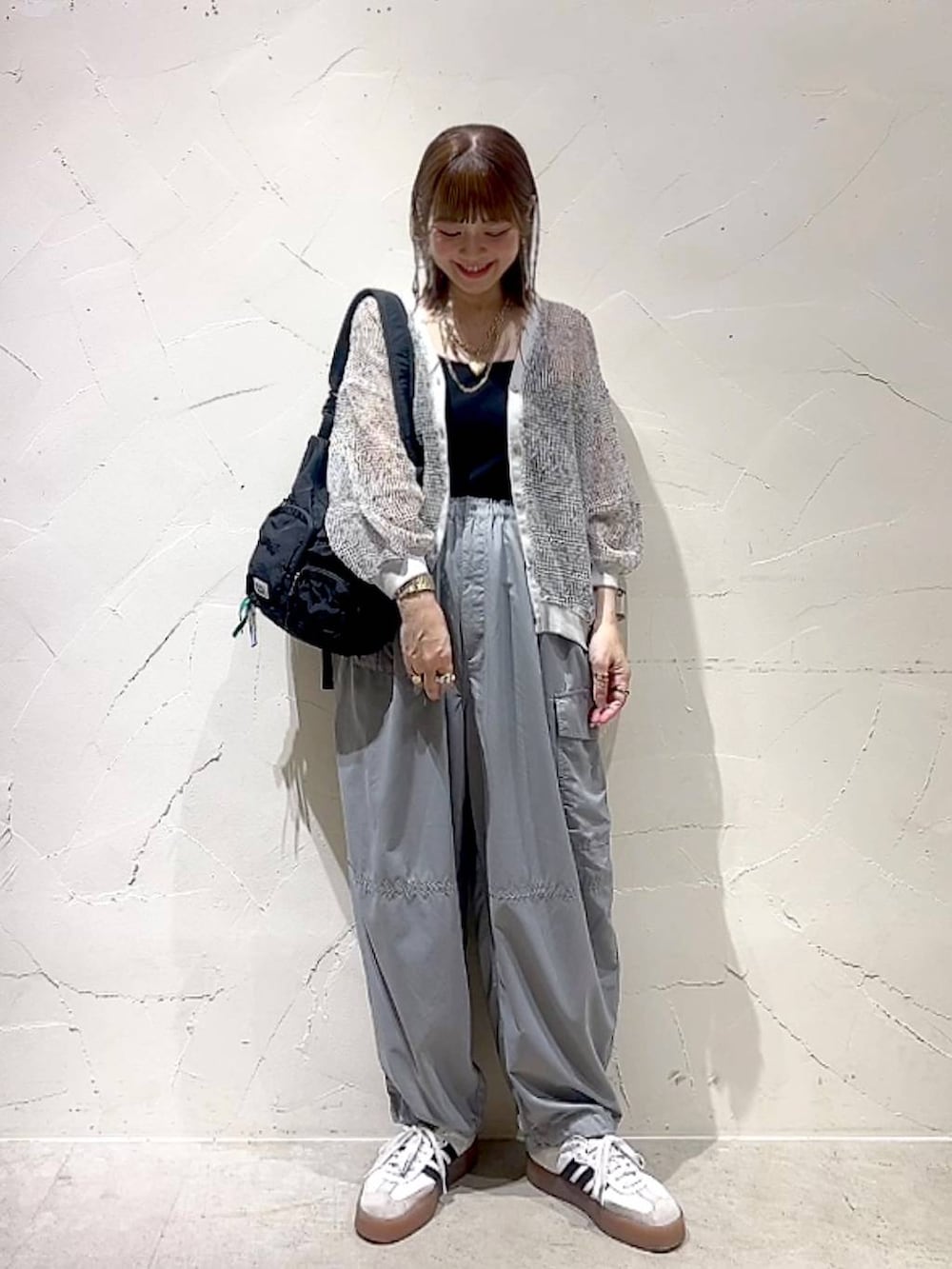 「着痩せ・細見え、体型カバー、ナチュラル、ママコーデ、春コーデ、夏コーデ、カジュアル、niko and ...、淡色コーデ、Over40スタッフ、大人カジュアル、カーディガン、カップ付きインナー、パンツ、ショルダーバッグ」｜「niko and...のネップメッシュランタンカーディガン（カーディガン/ボレロ、ホワイト系）」を使った、みきてぃ24さん（レディース・158cm）の春コーディネートの9枚目の写真