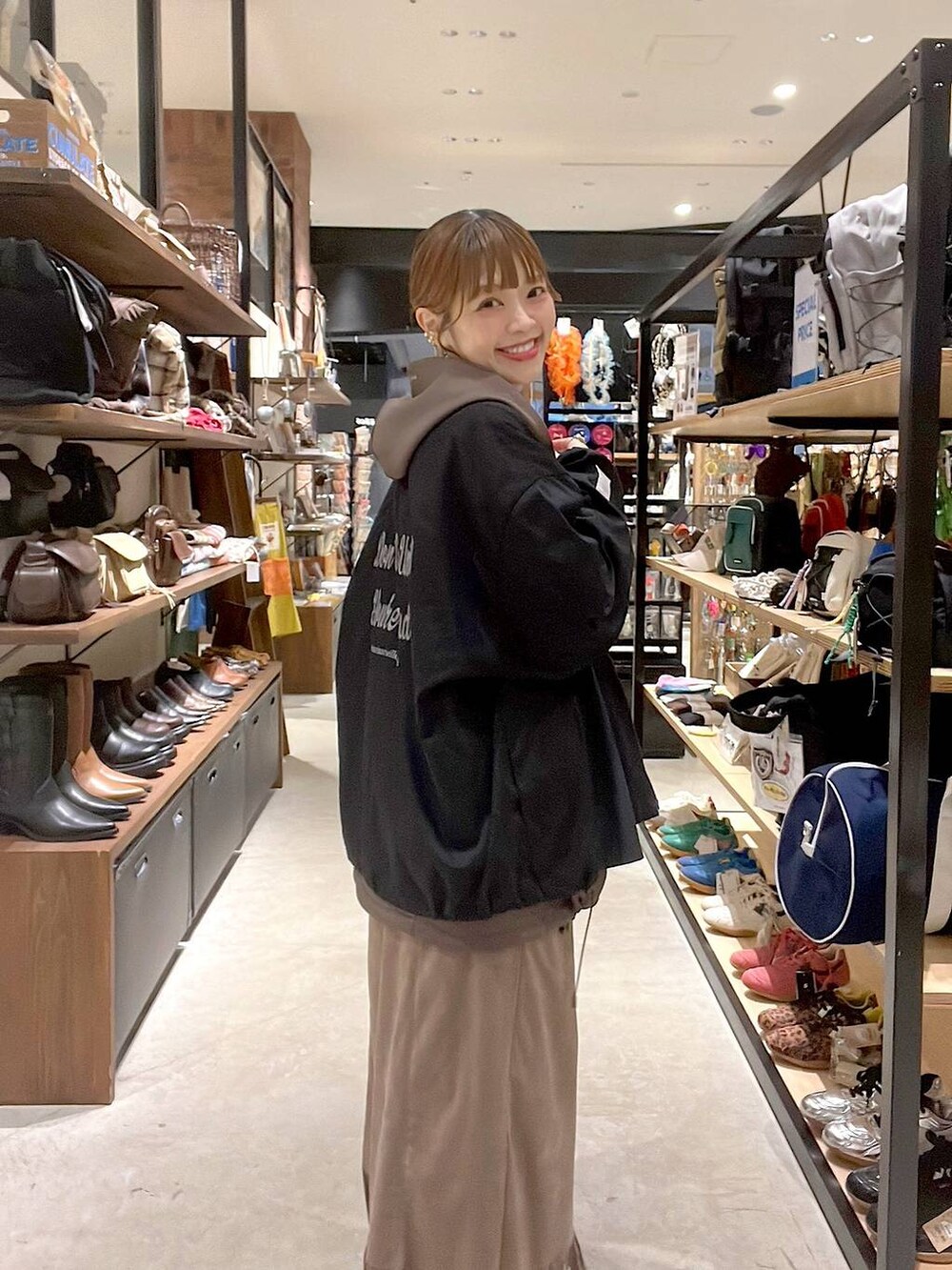 ブラウン系のスカート、ブラウン系のパーカー、ベージュ系のその他パンツを着用したレディースの秋コーディネートの8枚目の写真