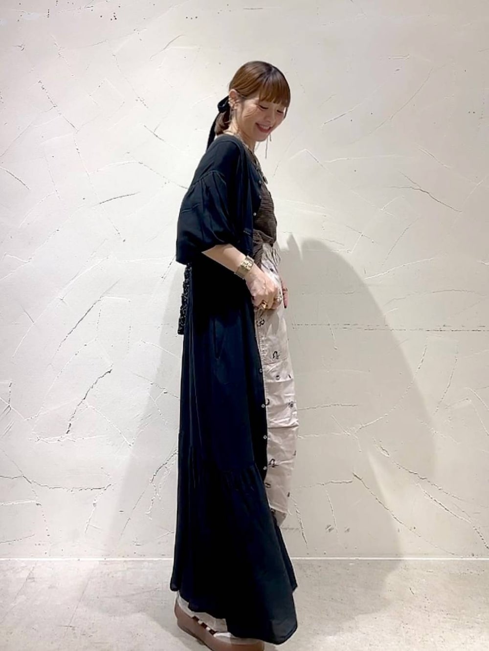 「着痩せ・細見え、体型カバー、ナチュラル、ママコーデ、春コーデ、夏コーデ、カジュアル、niko and ...、淡色コーデ、Over40スタッフ、大人カジュアル、ワンピース、パンツ、レイヤードスタイル、トートバッグ」|「niko and...のDRYチルイージープリントパンツ(その他パンツ、ベージュ系)」を使った、みきてぃ24さん(レディース・158cm)の春コーディネートの5枚目の写真