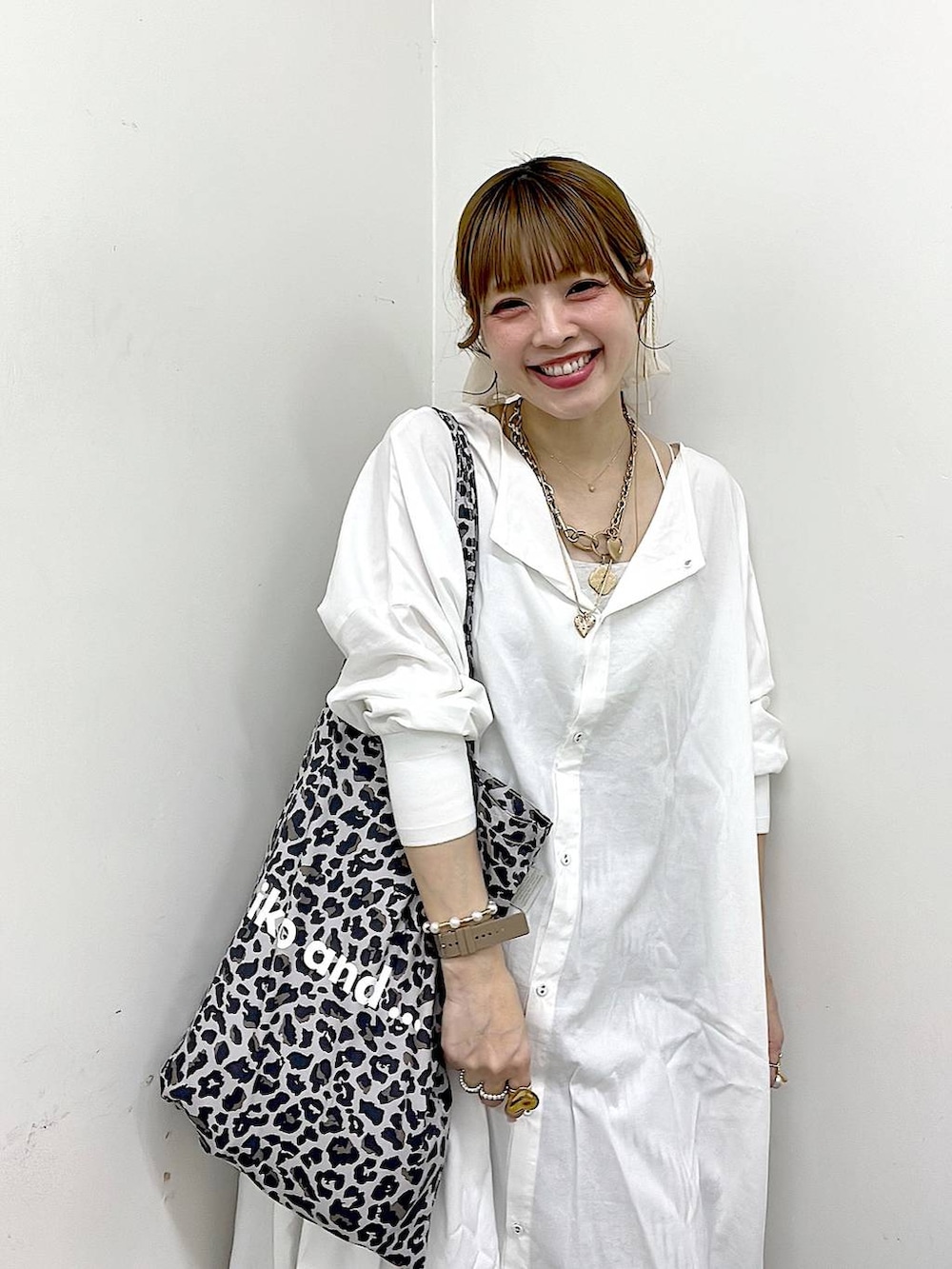 その他のトートバッグ、ブラック系のパンプス、ホワイト系のデニムパンツを着用したレディースの冬コーディネートの2枚目の写真