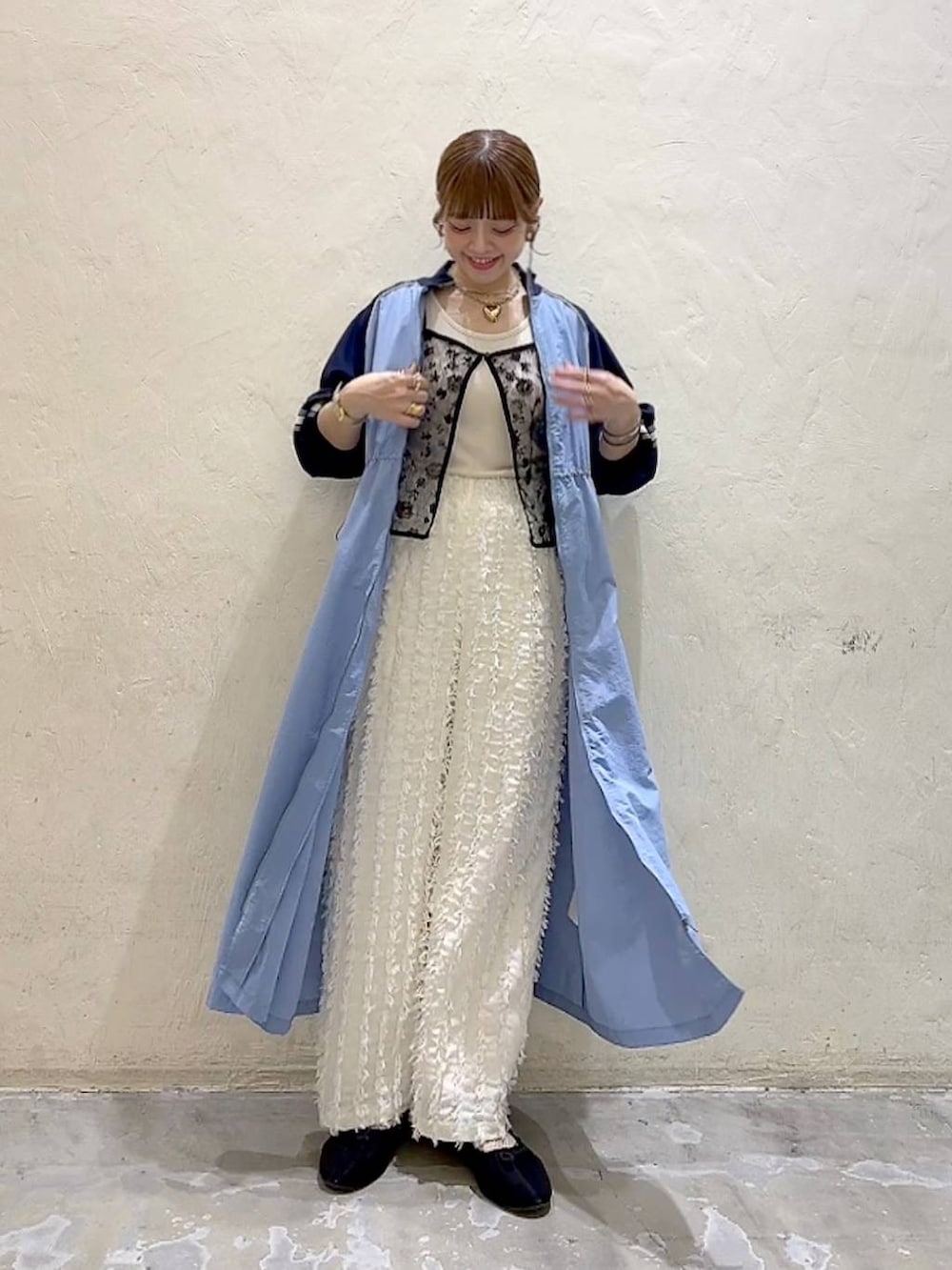 ブルー系のワンピース、ブラック系のパンプス、ブラック系のキャミソールを着用したレディースの冬コーディネートの3枚目の写真