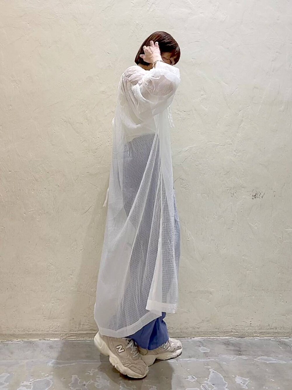 ベージュ系のタンクトップ、パープル系のその他パンツ、ホワイト系のワンピースを着用したレディースの夏コーディネートの4枚目の写真