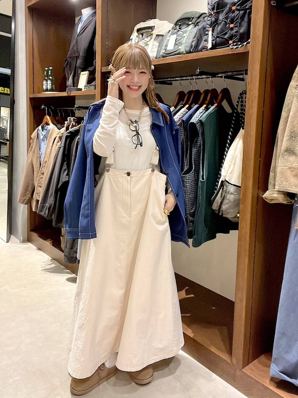 ブルー系のカバーオール、ベージュ系のTシャツ/カットソーを着用したレディースの春コーディネートの2枚目の写真